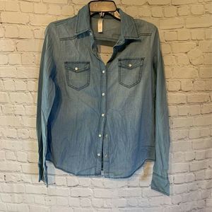 Haley Starr NWOT Demin cut out shirt, L